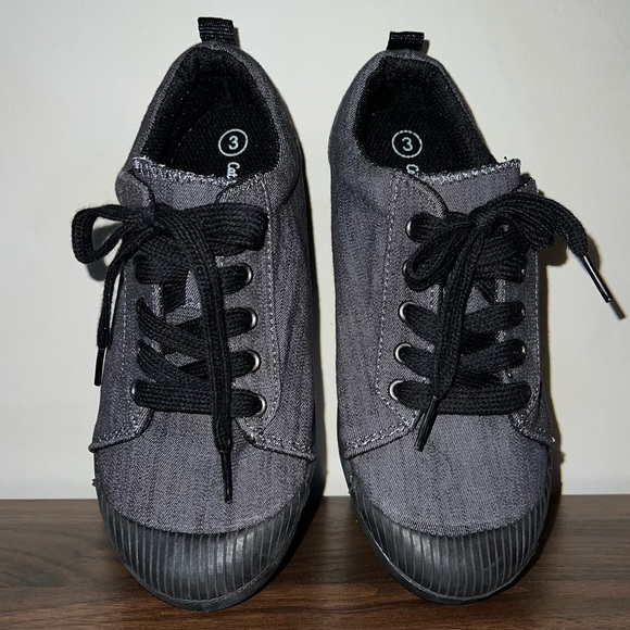 Cat & Jack Gray Canvas Black Laced Low Top Non Slip/Marking Unisex Sneaker Shoe - Picture 4 of 6